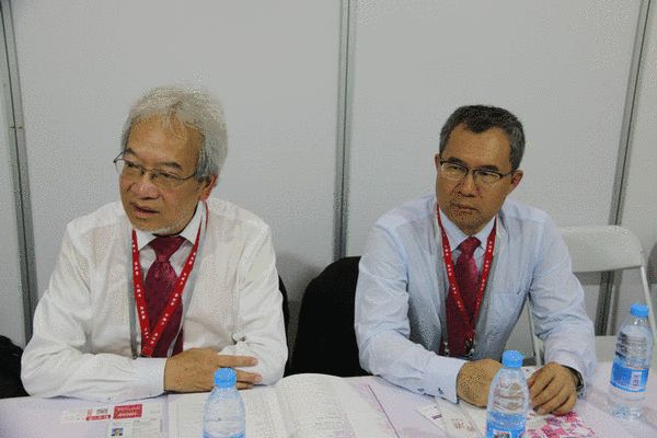 香港品牌发展局主席黄家和（左）接受采访